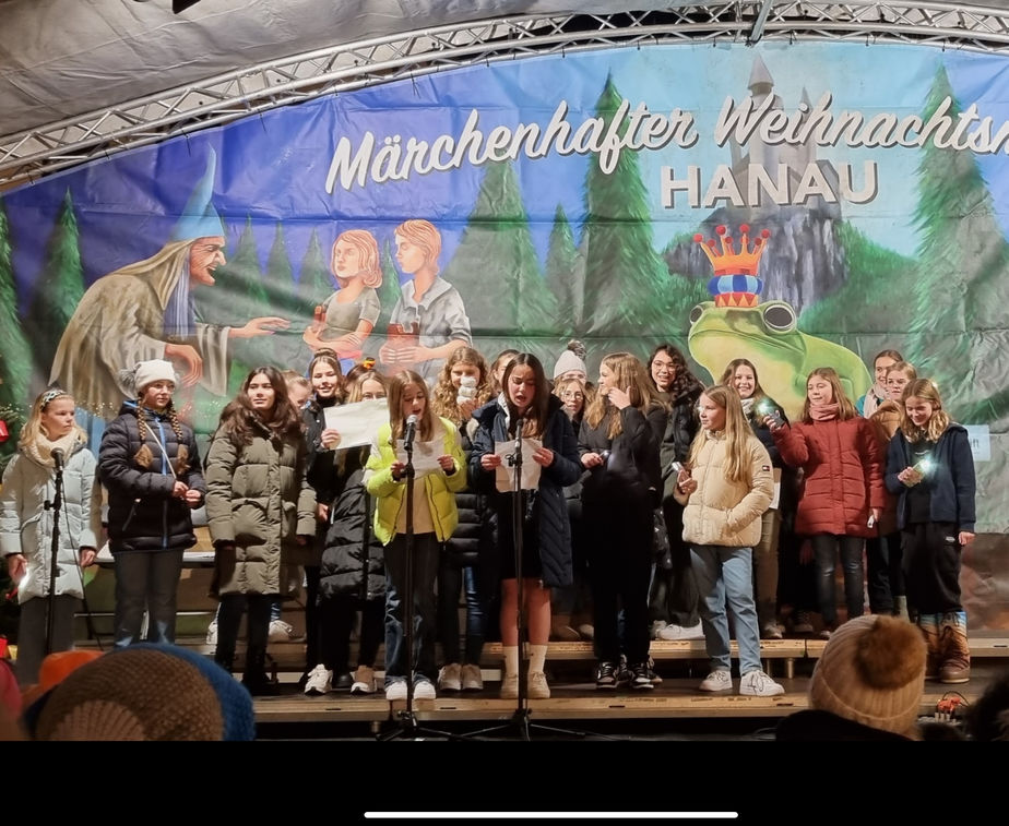 Weihnachtssingen der 6. Klassen und der Chor-AG auf dem Hanauer Weihnachtsmarkt